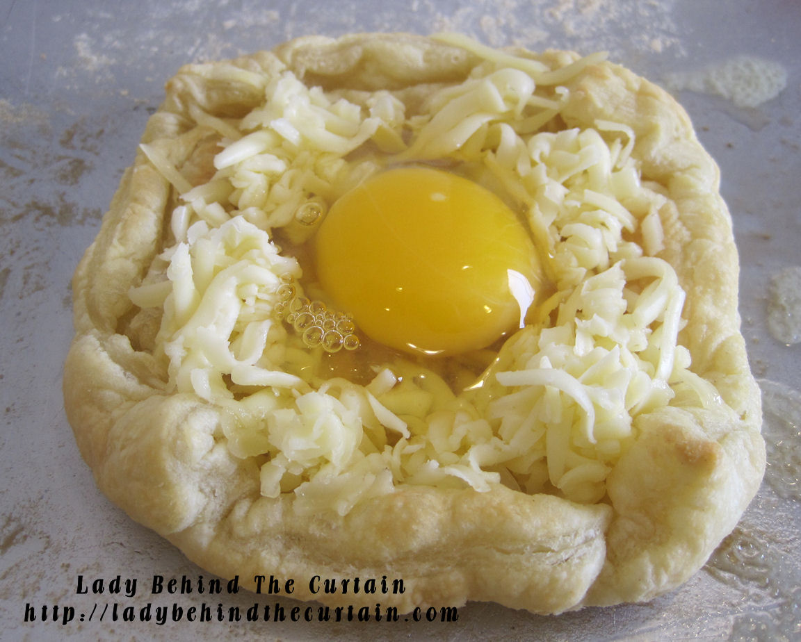 Bird In A Nest Tart Lady Behind the Curtain