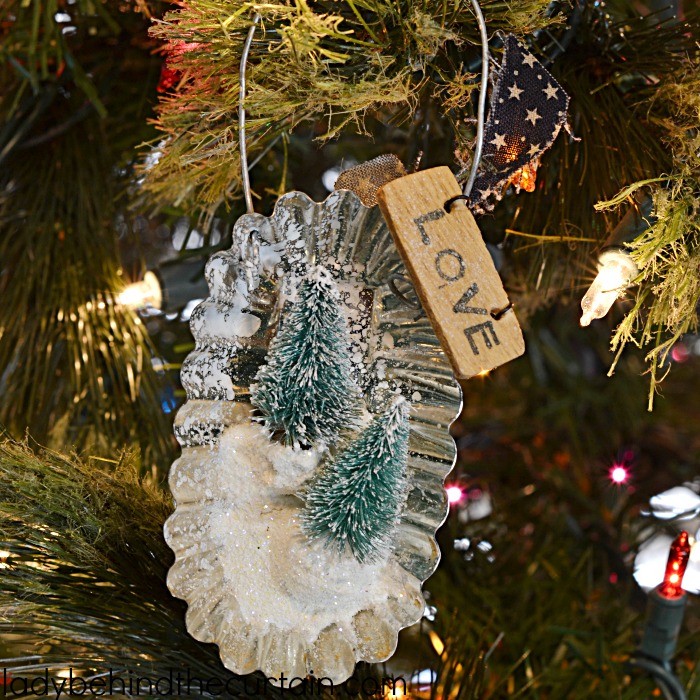 Old Tart Tin Ornaments | Add a touch that cozy Country Christmas feel and make ornaments out of old tart tins.