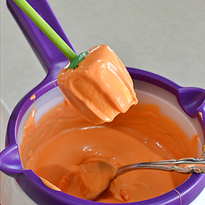 Halloween Marshmallow Pumpkin Pops