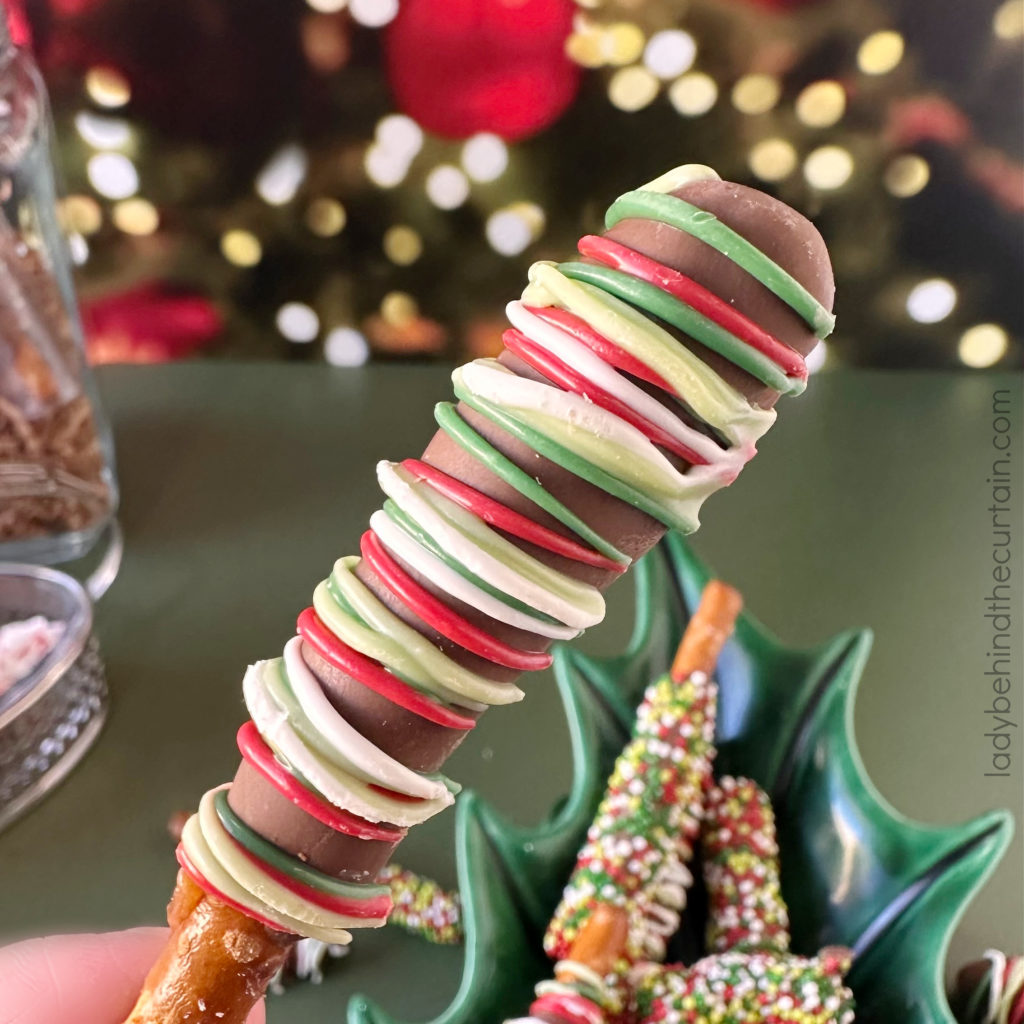 Mini Holiday Pretzel Dippers