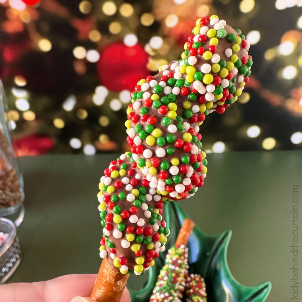 Mini Holiday Pretzel Dippers