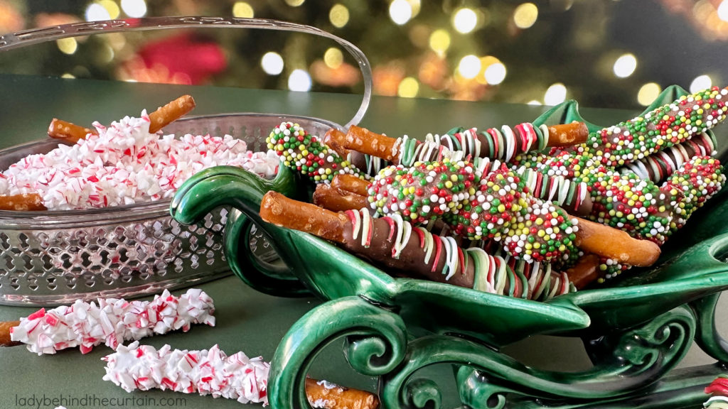 Mini Holiday Pretzel Dippers