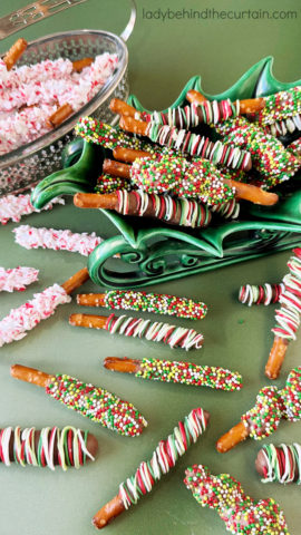 Mini Holiday Pretzel Dippers