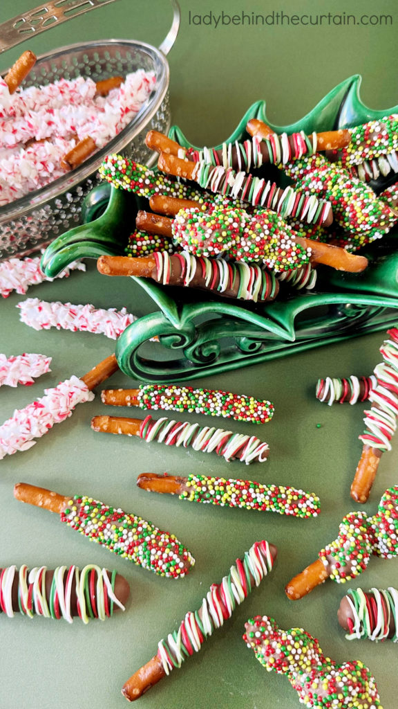 Mini Holiday Pretzel Dippers