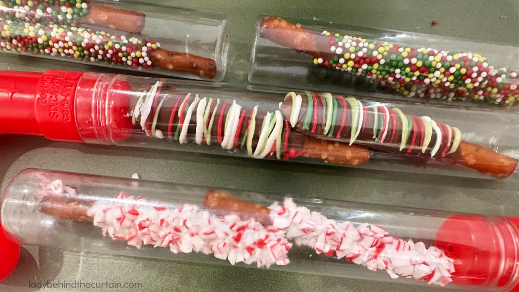 Mini Holiday Pretzel Dippers