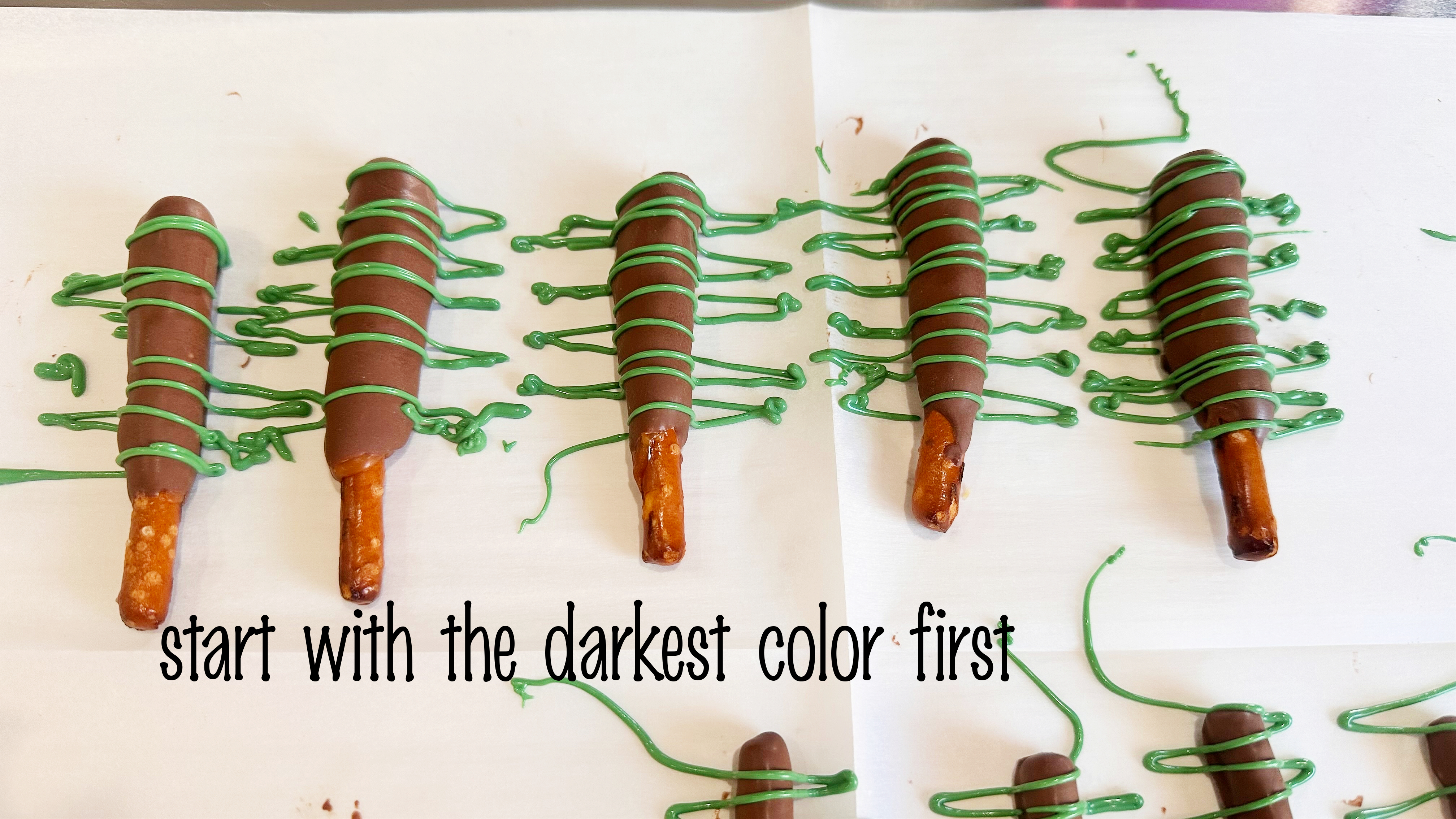 Mini Holiday Pretzel Dippers