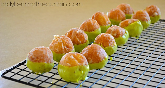 Easy Caramel Apple Donut Pops - Lady behind The Curtain