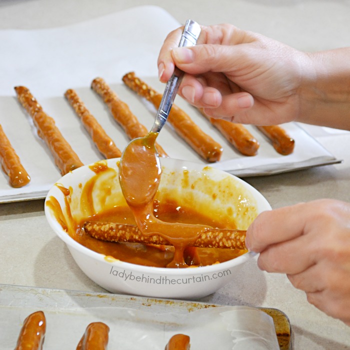 How to Decorate Pretzels with Caramel