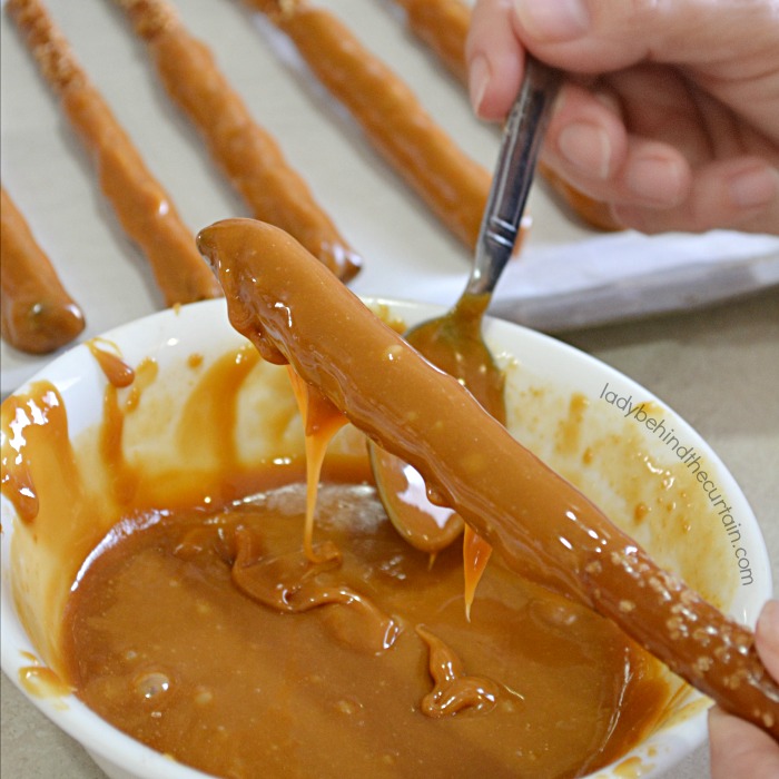 How to Decorate Pretzels with Caramel