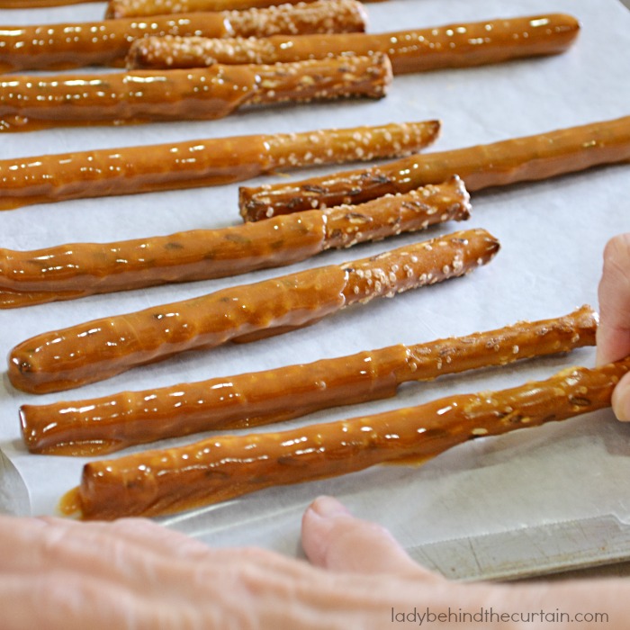 How to Decorate Pretzels with Caramel