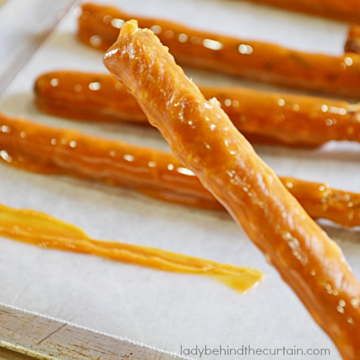 How to Decorate Pretzels with Caramel