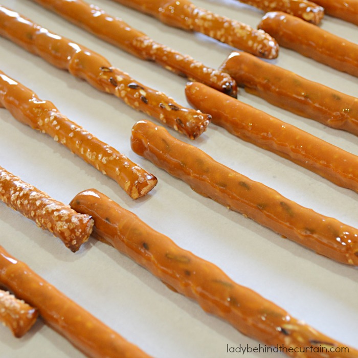 How to Decorate Pretzels with Caramel