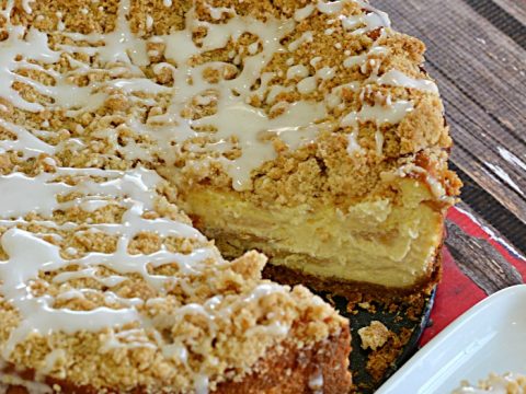 Apple Crumb Cheesecake | If you like apple pie then you are going to love this apple pie cheesecake combo with a crunch cinnamon crumb topping.