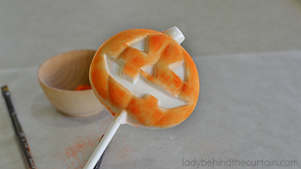 Brushed Halloween Pumpkin Pops | These super easy Halloween party favorites look like a professional made them.