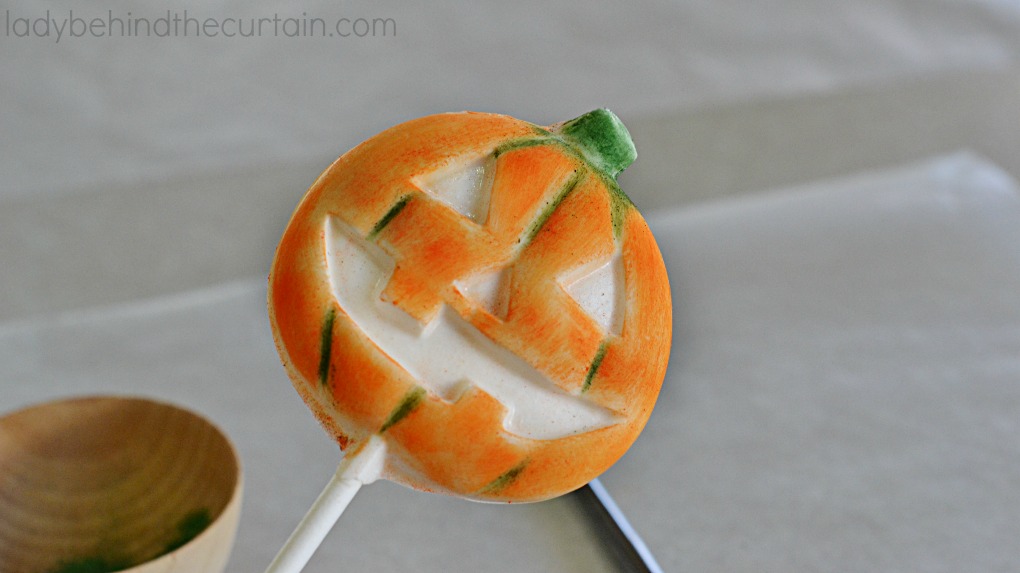 Brushed Halloween Pumpkin Pops | These super easy Halloween party favorites look like a professional made them.