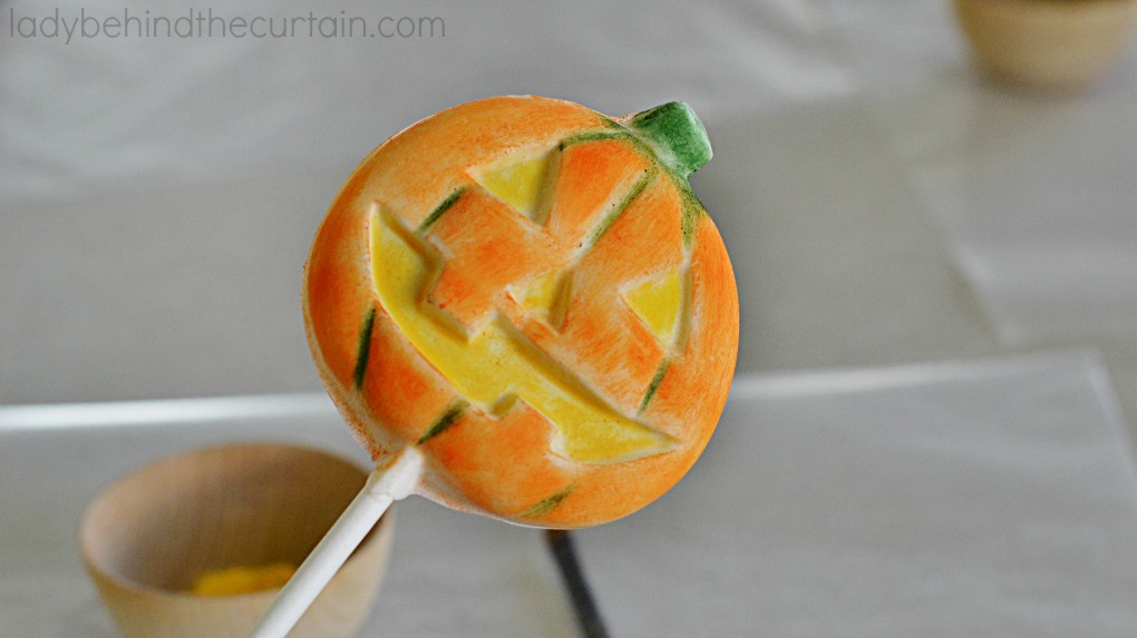 Brushed Halloween Pumpkin Pops | These super easy Halloween party favorites look like a professional made them.