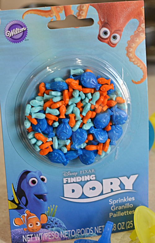 Finding Dory Marshmallow Ring Pops | Recycle your ring pops into marshmallow pops for your kids birthday party!