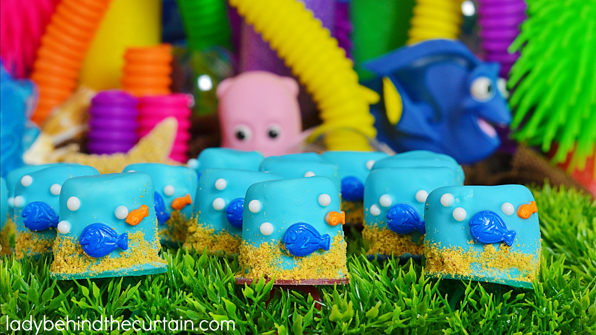 Finding Dory Marshmallow Ring Pops | Recycle your ring pops into marshmallow pops for your kids birthday party!
