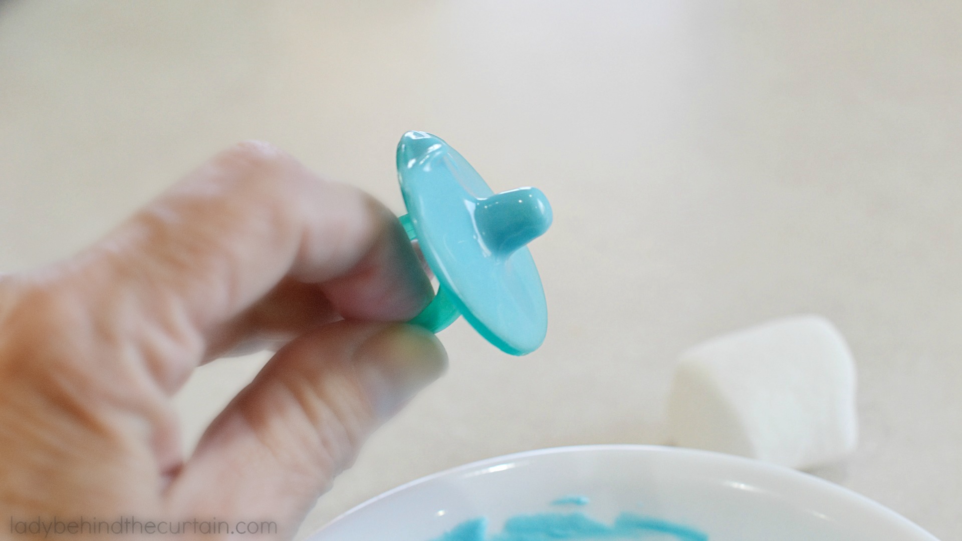 Finding Dory Marshmallow Ring Pops | Recycle your ring pops into marshmallow pops for your kids birthday party!