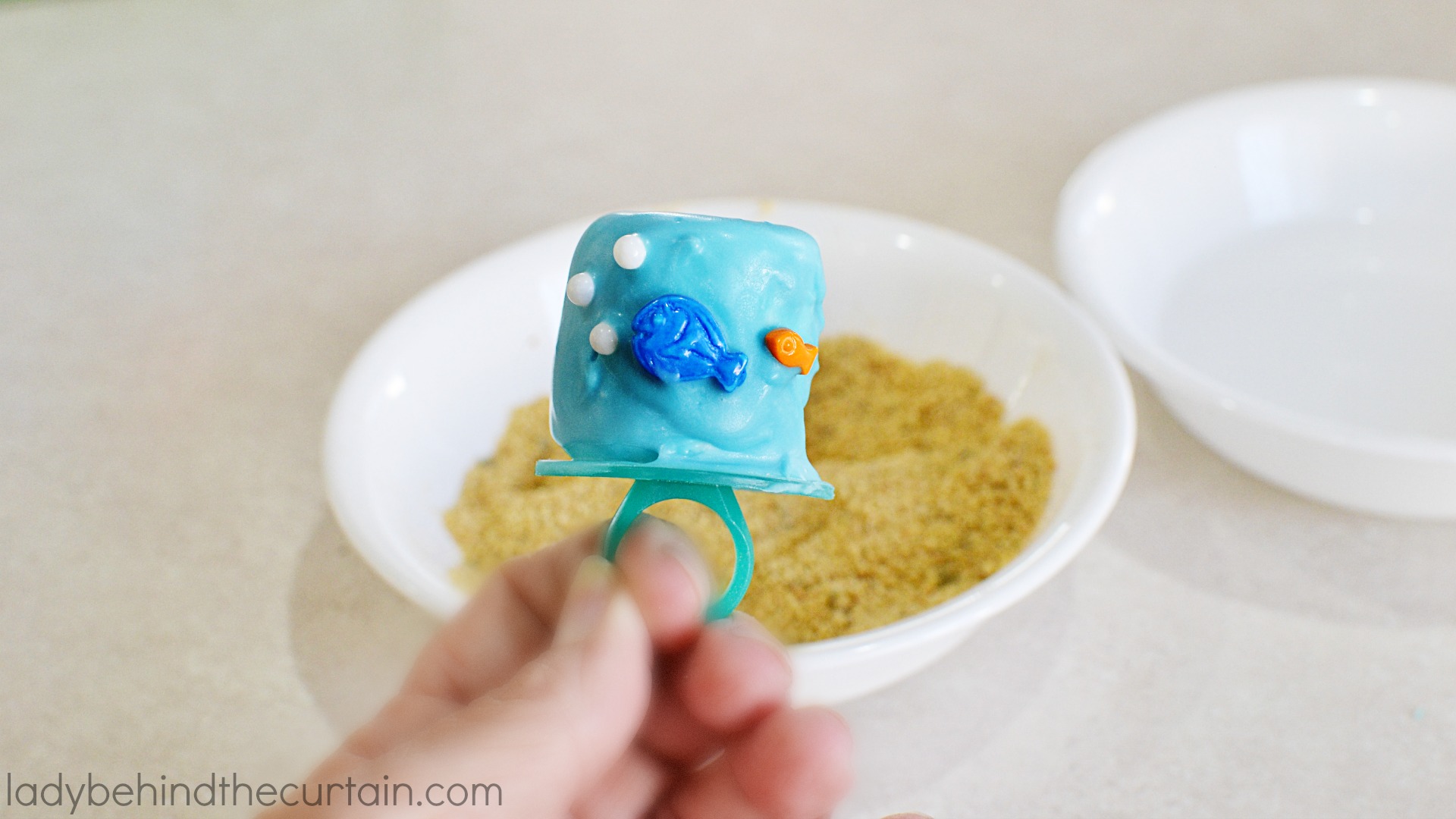Finding Dory Marshmallow Ring Pops | Recycle your ring pops into marshmallow pops for your kids birthday party!