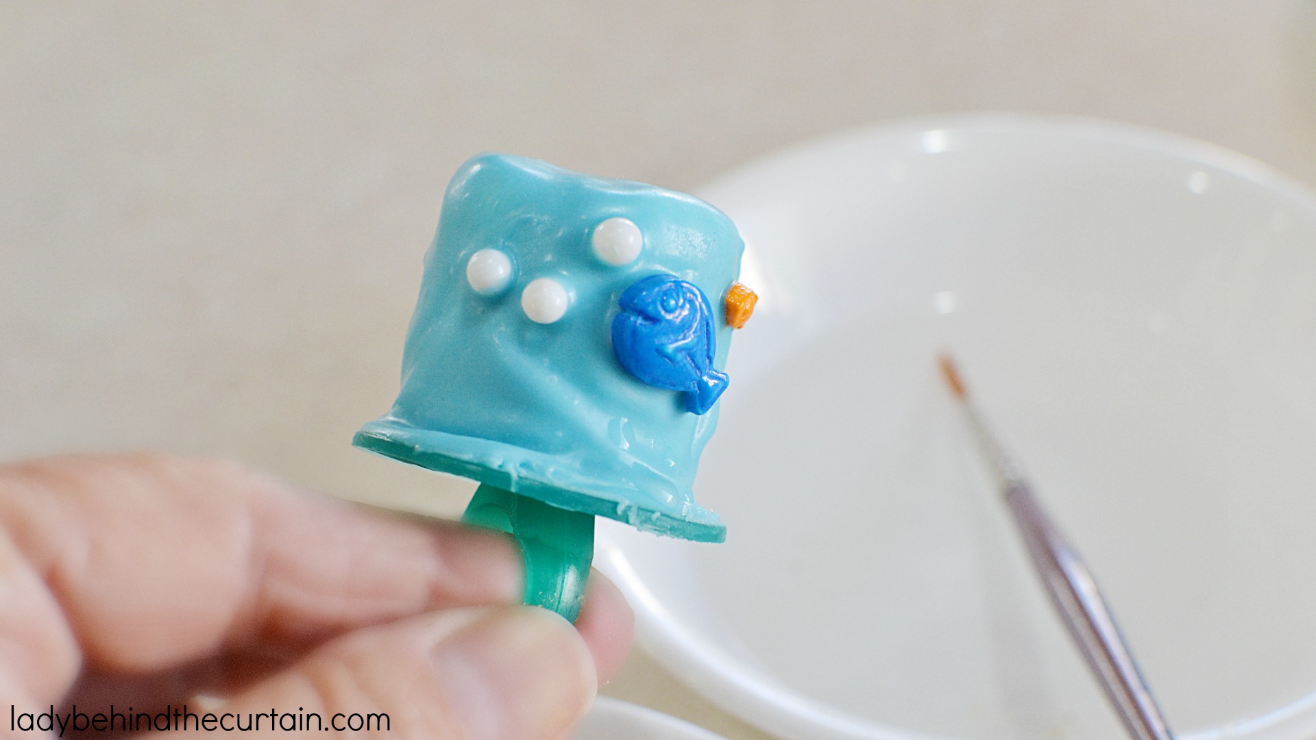 Finding Dory Marshmallow Ring Pops | Recycle your ring pops into marshmallow pops for your kids birthday party!