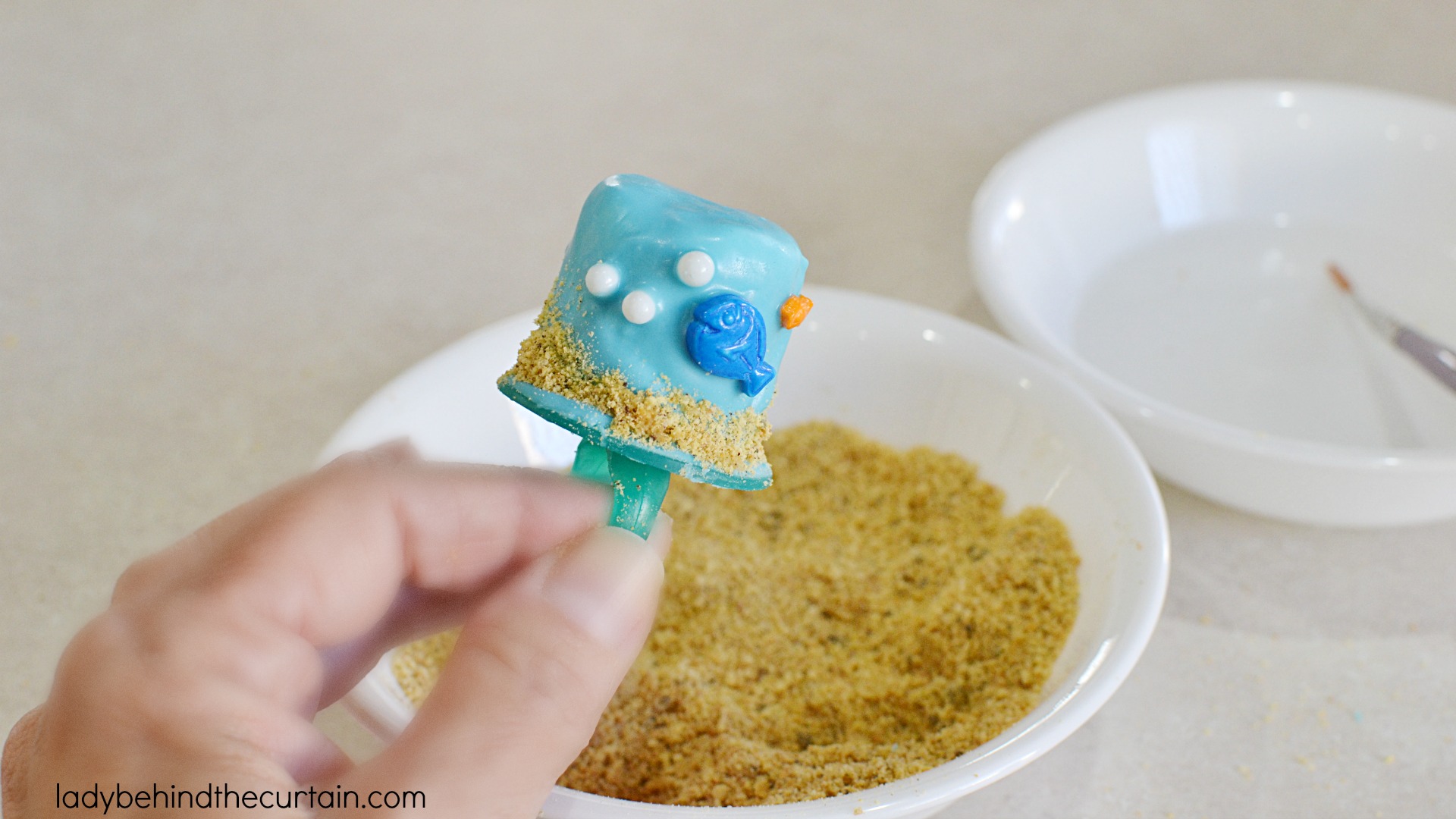 Finding Dory Marshmallow Ring Pops | Recycle your ring pops into marshmallow pops for your kids birthday party!