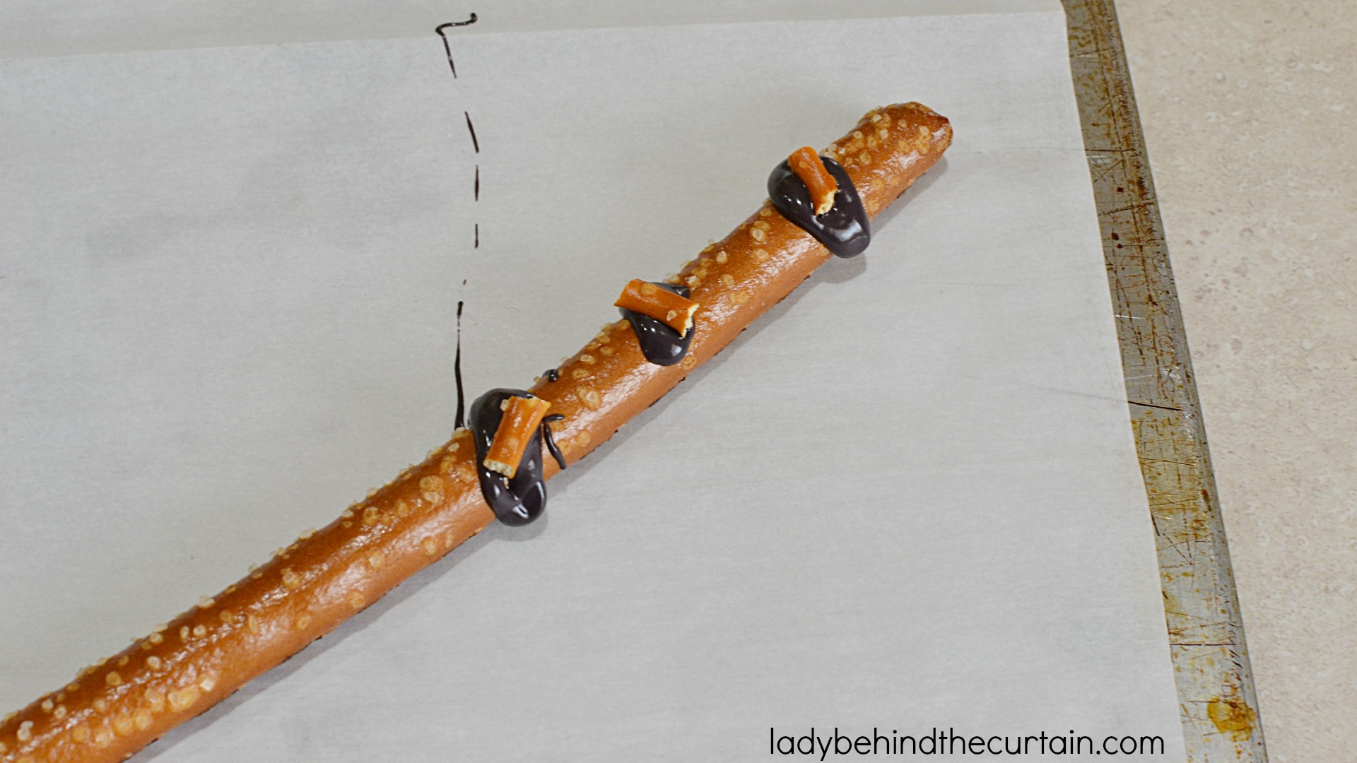 Ghostly Halloween Pretzels | These fun easy to make treats make the perfect Halloween party favor.