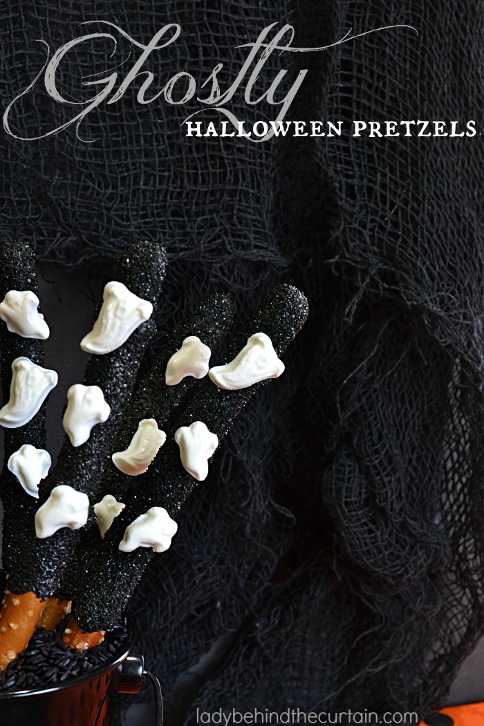 Ghostly Halloween Pretzels | These fun easy to make treats make the perfect Halloween party favor.