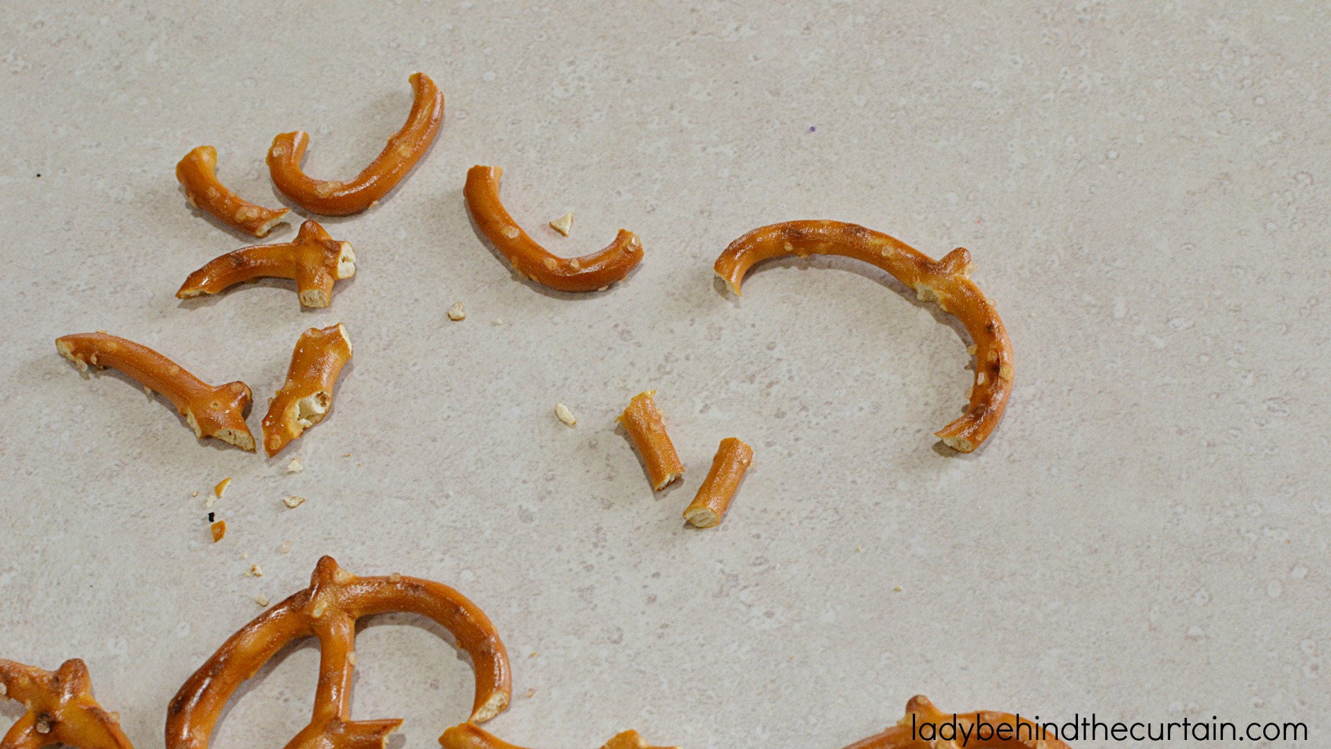 Ghostly Halloween Pretzels | These fun easy to make treats make the perfect Halloween party favor. 