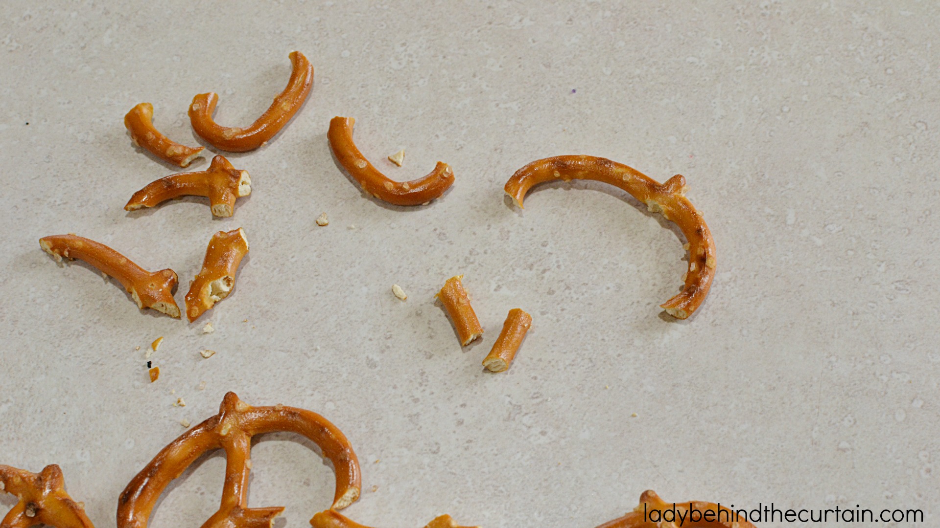Ghostly Halloween Pretzels | These fun easy to make treats make the perfect Halloween party favor.