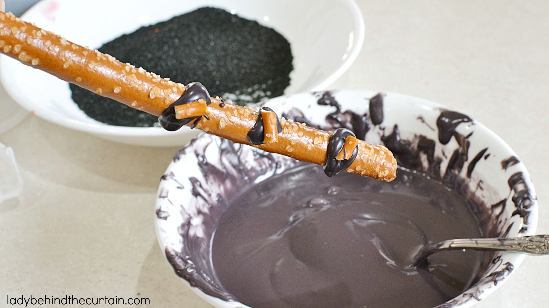 Ghostly Halloween Pretzels | These fun easy to make treats make the perfect Halloween party favor.
