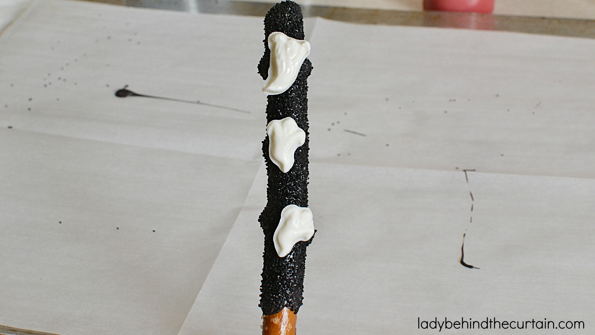 Ghostly Halloween Pretzels | These fun easy to make treats make the perfect Halloween party favor.