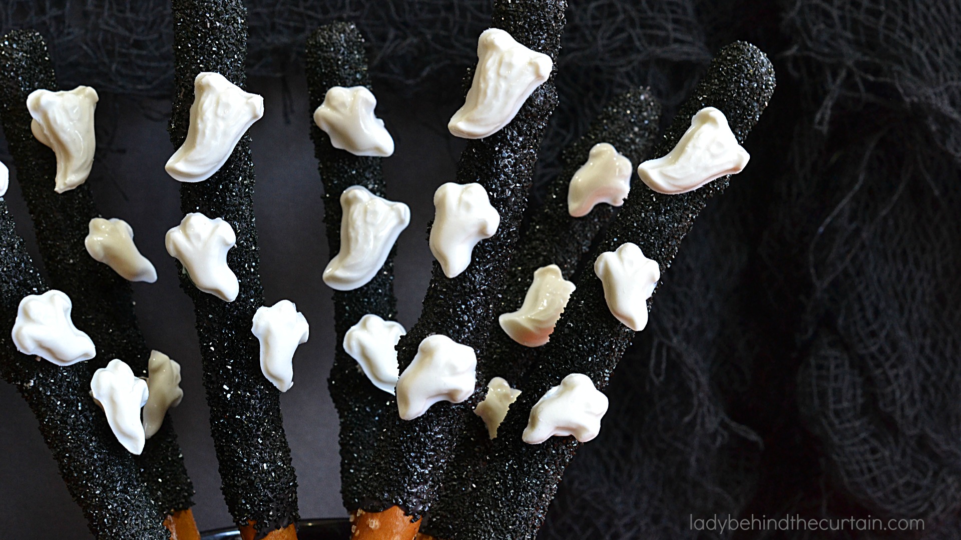 Ghostly Halloween Pretzels | These fun easy to make treats make the perfect Halloween party favor.