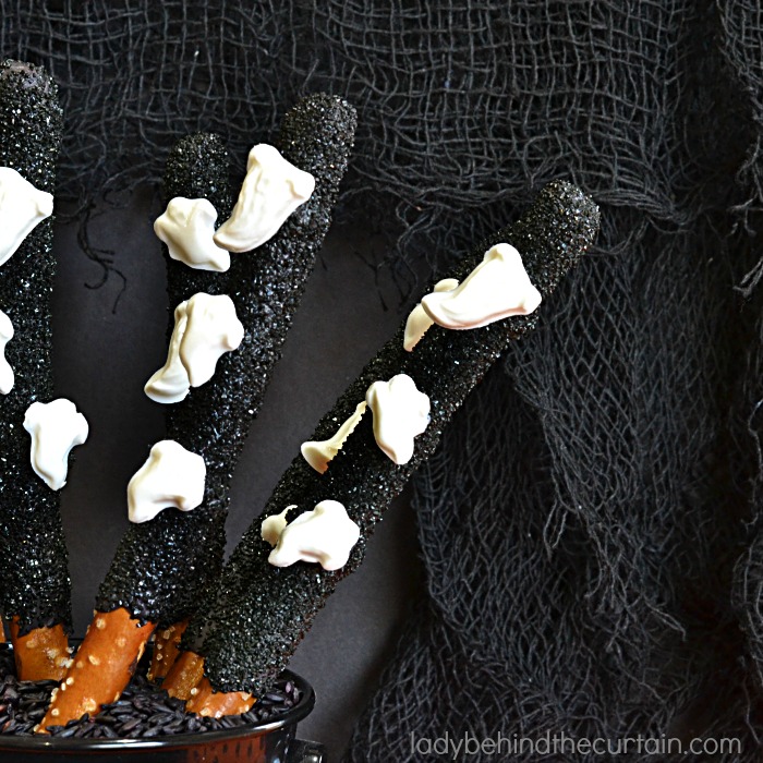 Ghostly Halloween Pretzels | These fun easy to make treats make the perfect Halloween party favor. 