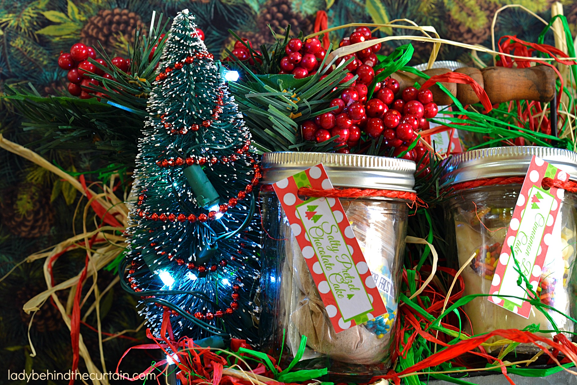 Just Add Water Cake in a Jar | Give the gift of cake! Give a single cake as a Secret Santa gift or the whole six pack for a Thanksgiving hostess gift. These also make a great Office party Christmas gift.