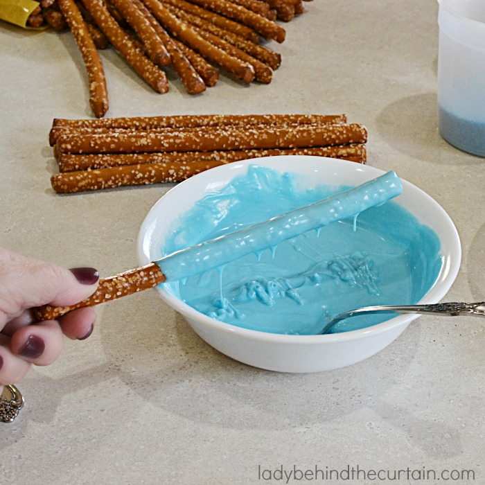 These Winter Icicle Pretzels would be awesome at a Frozen themed party. Display on your party dessert table or wrap up and hand out as party favors.