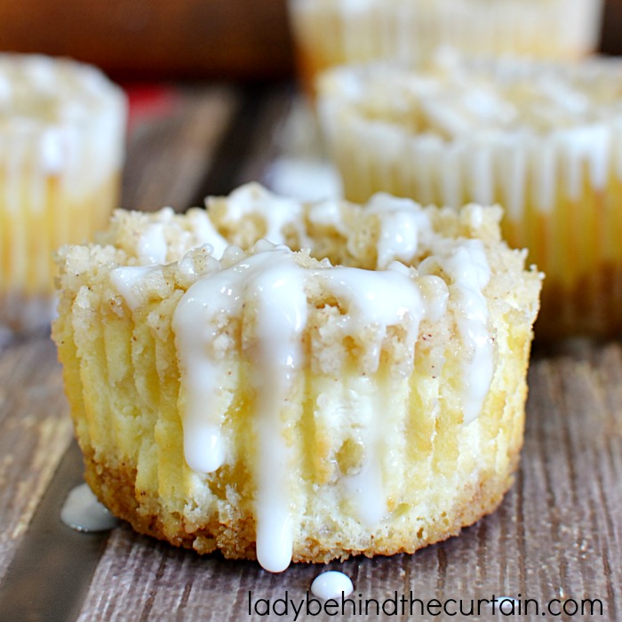 Mini Apple Crumb Cheesecakes| apple pie, easy entertaining, cheesecake, make ahead dessert