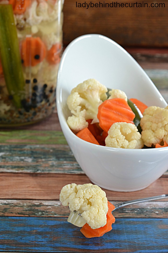 Coliflor en escabeche de la nevera | Favor de fiesta rústico, plato de relish, ensalada, receta para el día del partido