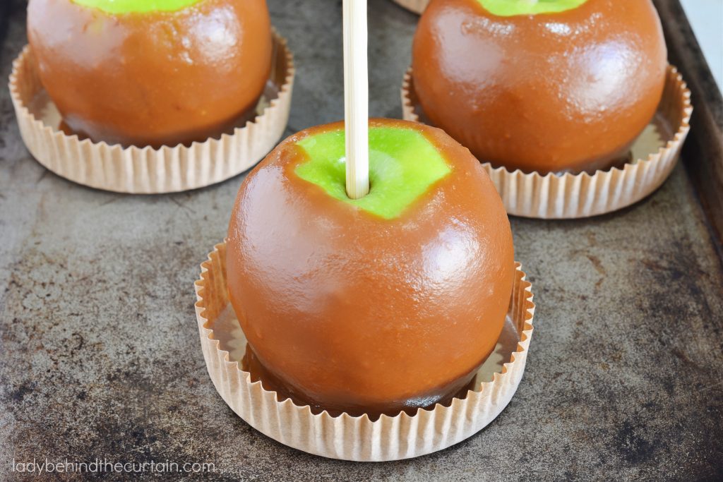 Old Fashioned Caramel Apples