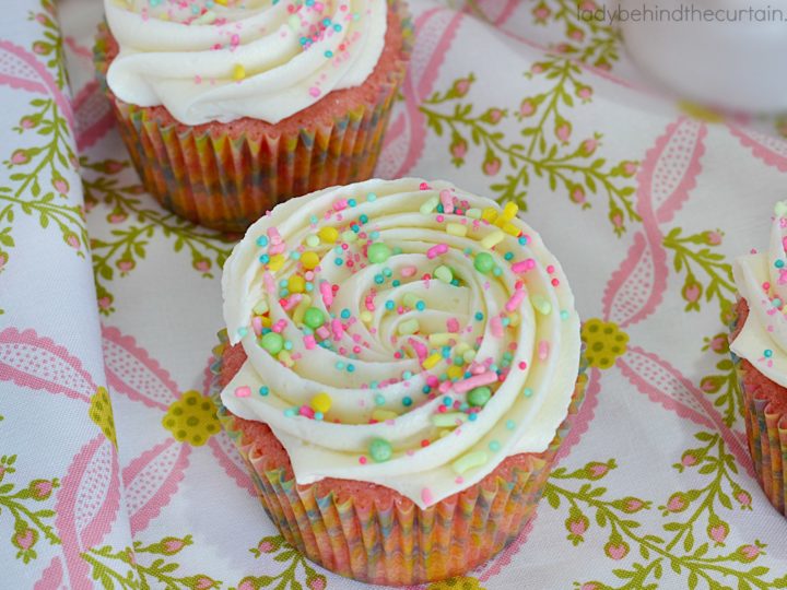 White Chocolate Frosted Strawberry Cupcakes