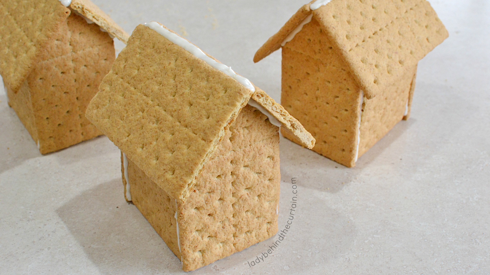 How to Make and Decorate a Mini Graham Cracker House Cake Topper