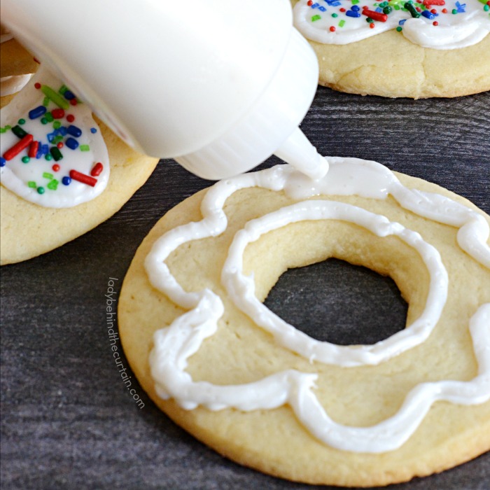 How to Decorate Cookies Like a Pro With Canned Frosting