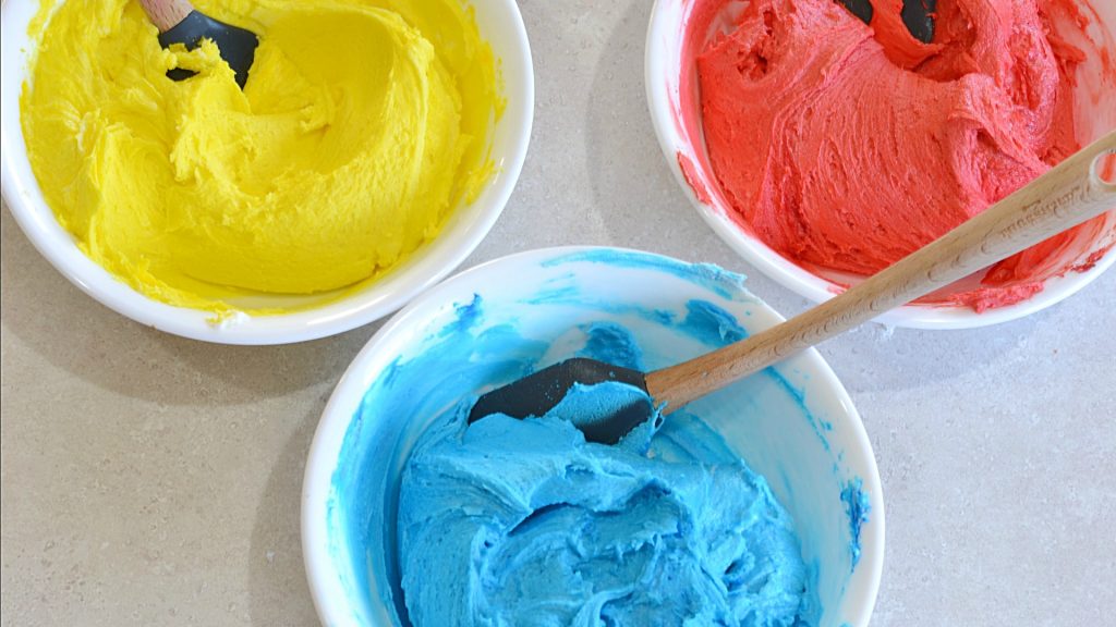 How to Swirl Multiple Colors of Frosting