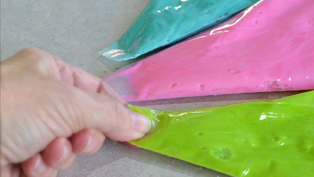 How to Swirl Multiple Colors of Frosting