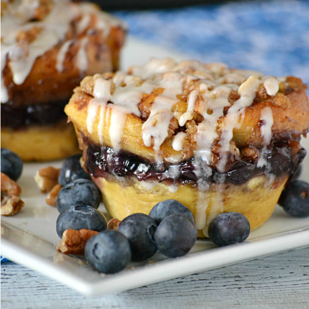 Cinnamon Blueberry Crumble Muffins