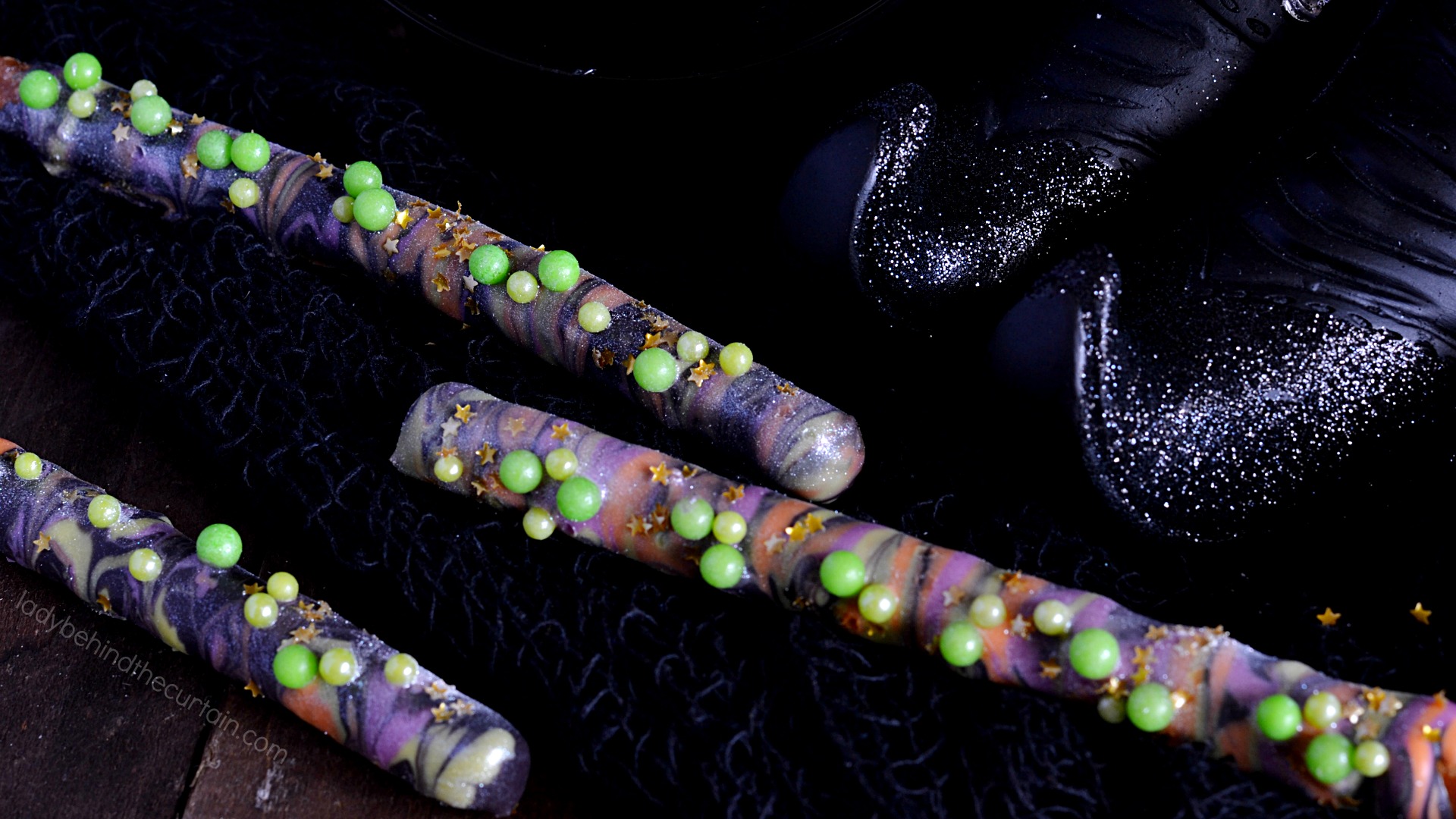 Hocus Pocus Halloween Decorated Pretzels + Video