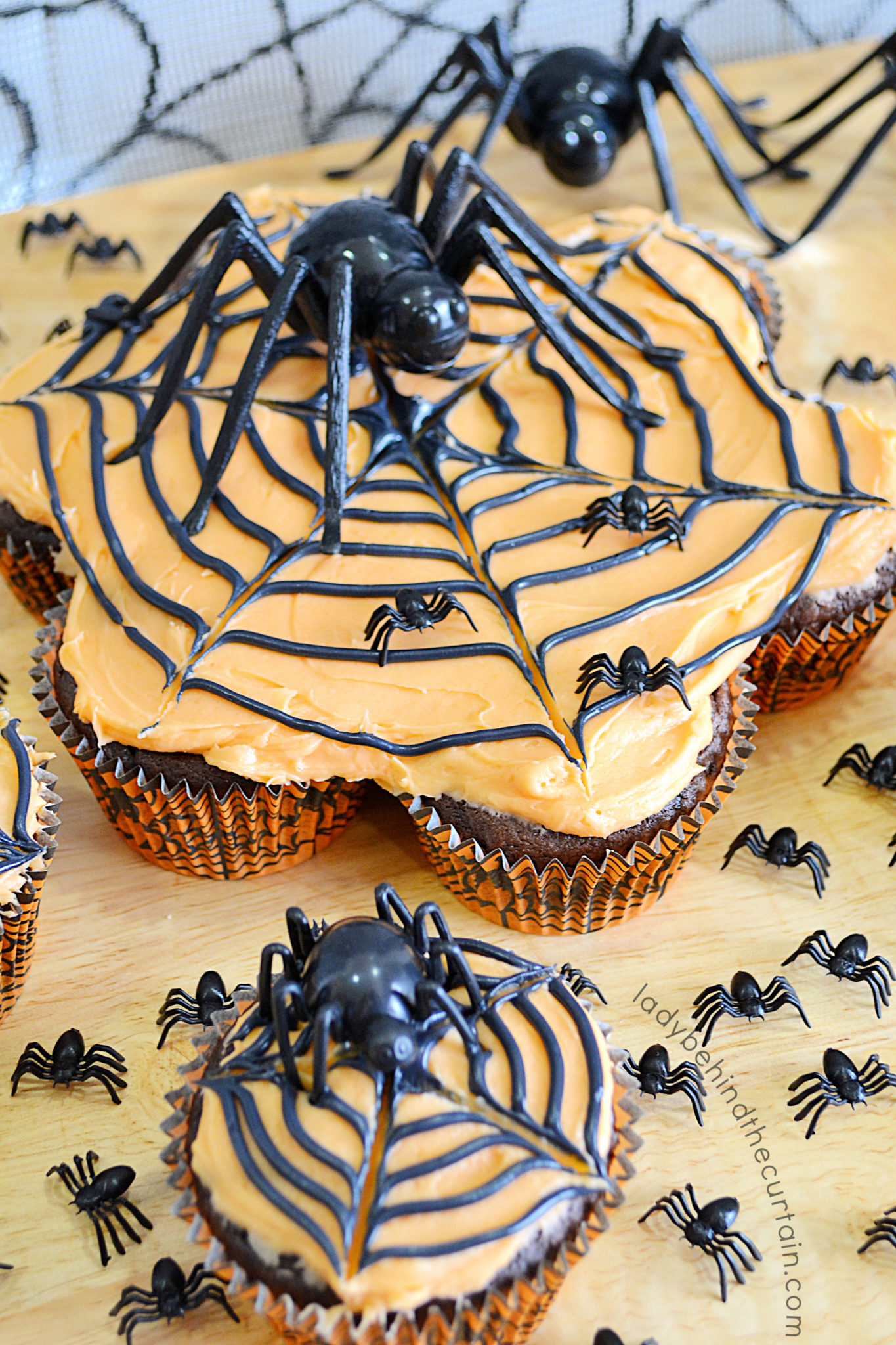 Momma Spider Halloween Pull Apart Cupcakes.
