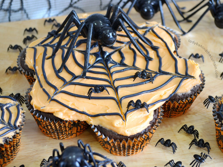 Momma Spider Halloween Pull Apart Cupcakes