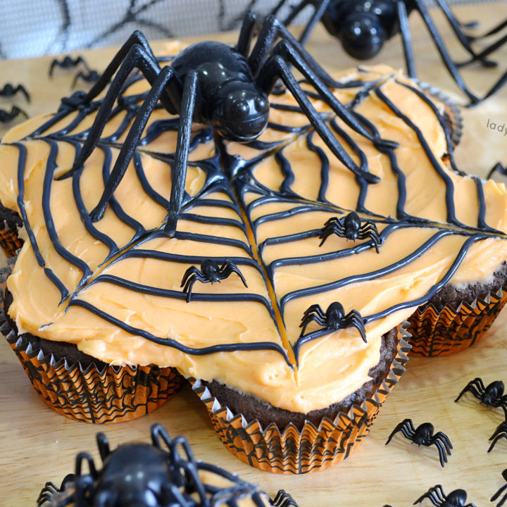 Momma Spider Halloween Pull Apart Cupcakes