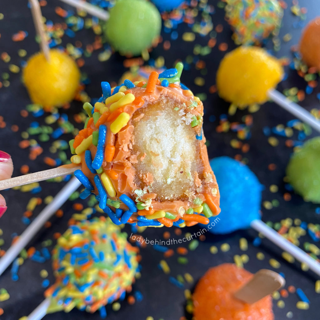  Cómo hacer Pops de Pastel o Bolas de Pastel de Tres Maneras